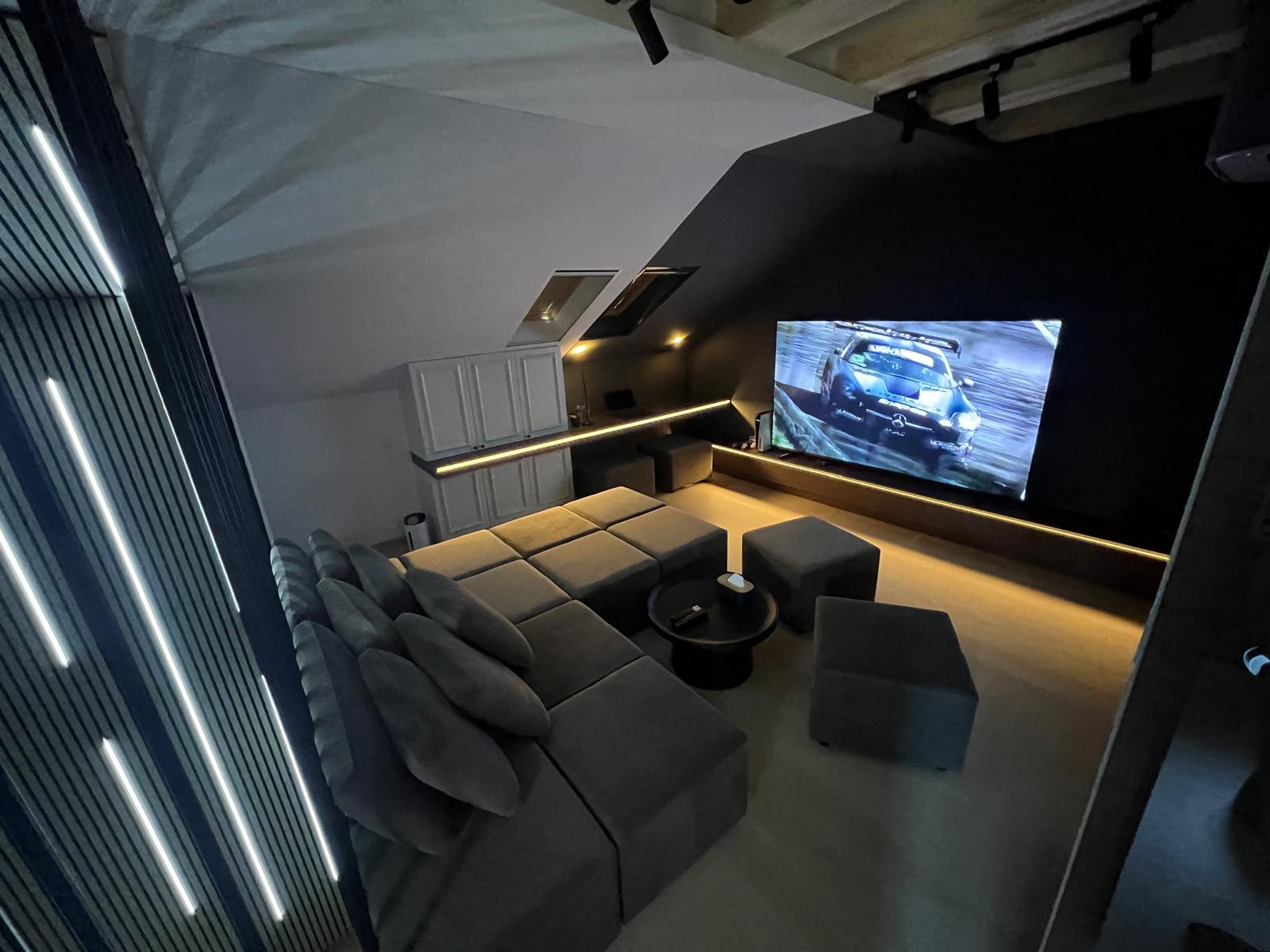 Chillux Wellness Residence Banja Luka — dnevni boravak Apartmana 2 sa 100" TV-om
