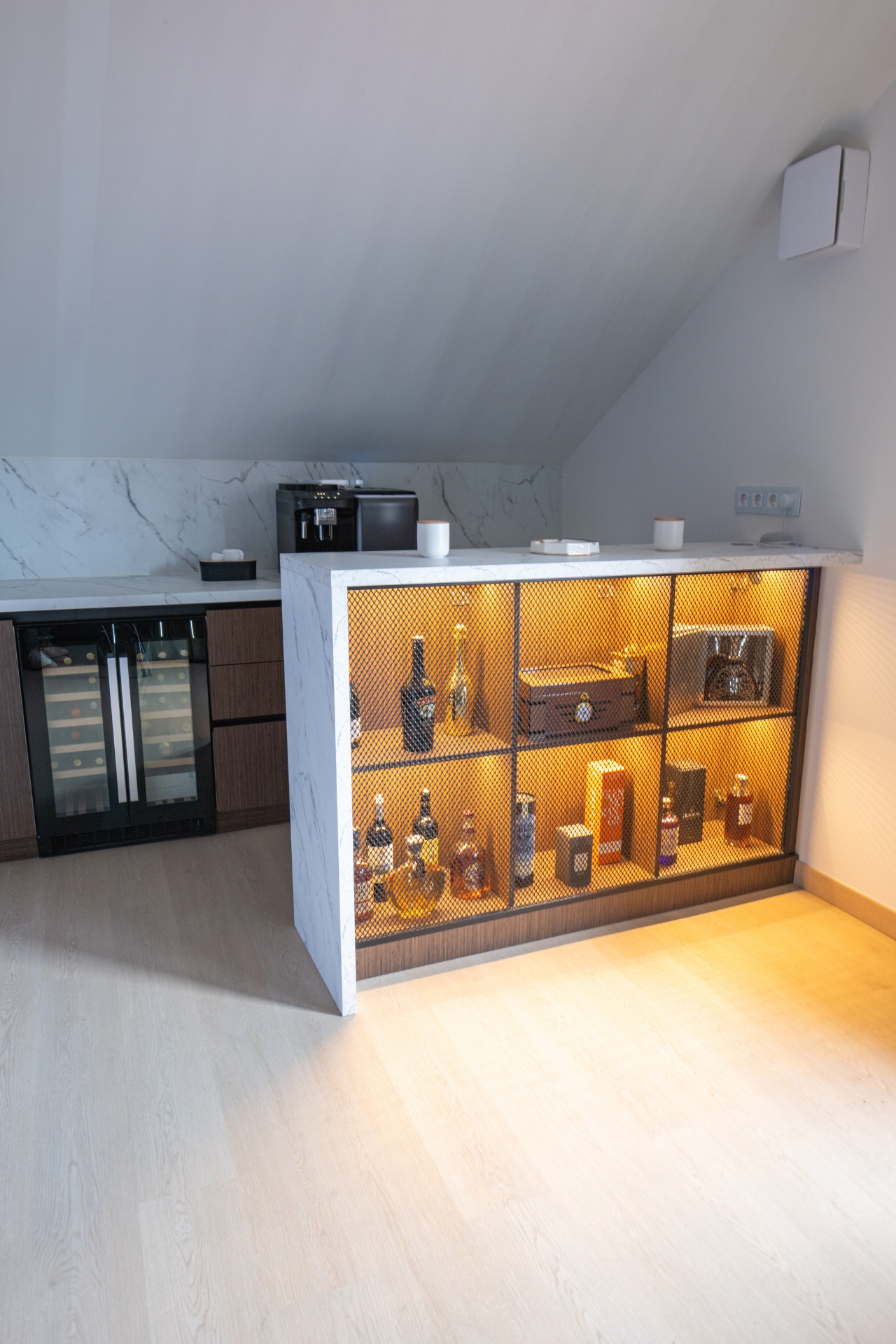 Cigar Room Apartmana 2 — De'Longhi espresso, vinski frižider, premium konjaci i viskiji