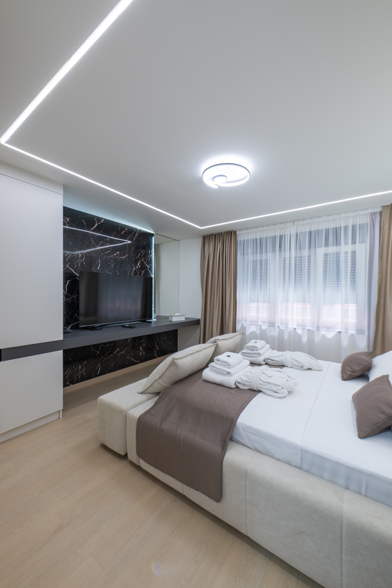 Spavaća soba Apartmana 1 — ortopedski madrac, 55" Smart TV i Google Assistant glasovne komande