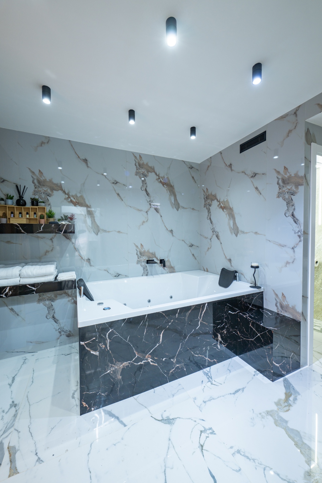 Wellness kupatilo Apartmana 1 — jacuzzi hidromasažna kada za dvoje